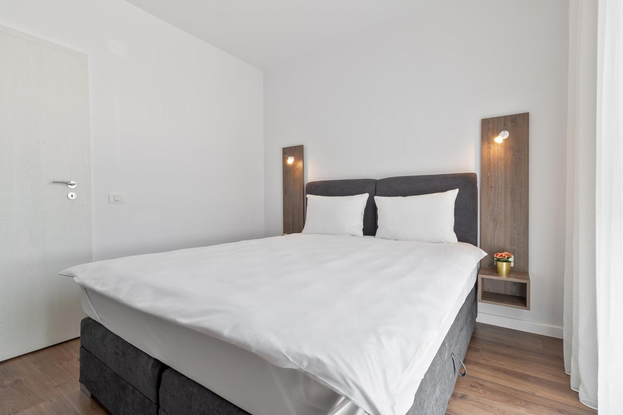 Grand Hill Flats Apartment Oradea Exterior photo